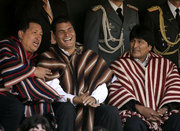 Im Poncho gegen Privatisierung: Hugo Chávez, Rafael Correa und E